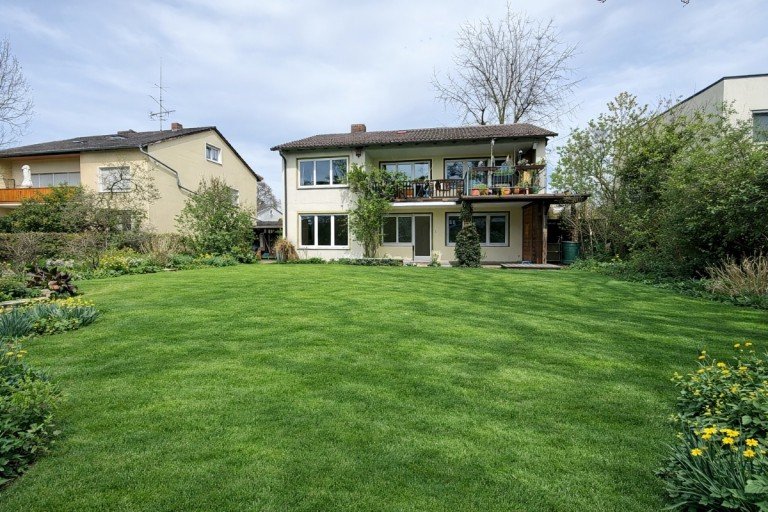 image Schlo�berg Zweifamilienhaus Schlo�berg: Zweifamilienhaus mit 773 m� Grundst�ck � modernisieren, einziehen oder neu denken